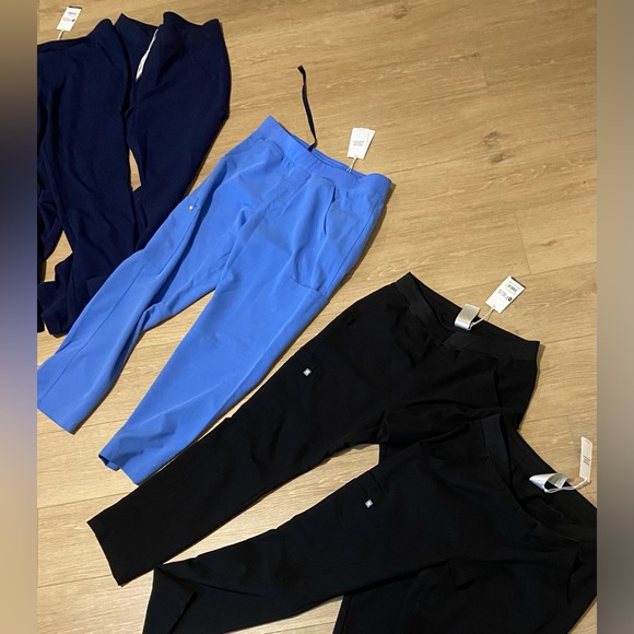 FIGS Men’s Axim Scrub Pant in Ceil Blue Color with Short Inseam (NWT) - Picture 3 of 3